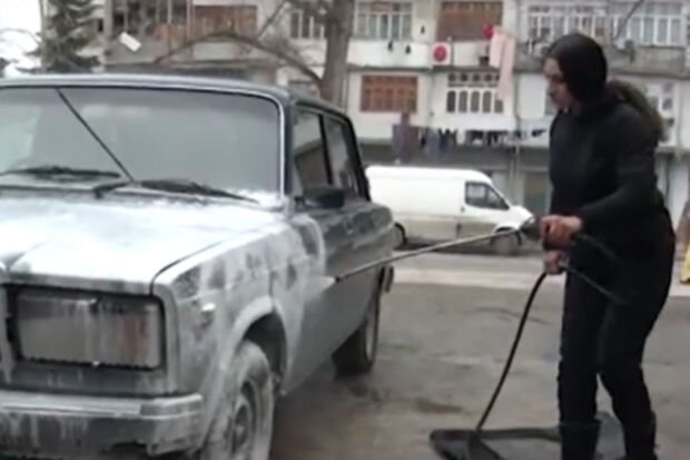 Mingəçevirdə doqquz ildir avtoyuyucu işləyən xanım: "Övladlarıma görə işləyirəm" - VİDEO