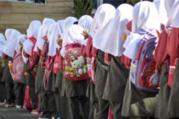 Məktəb müdiri azyaşlı qızı hicaba görə döyüb - FOTO