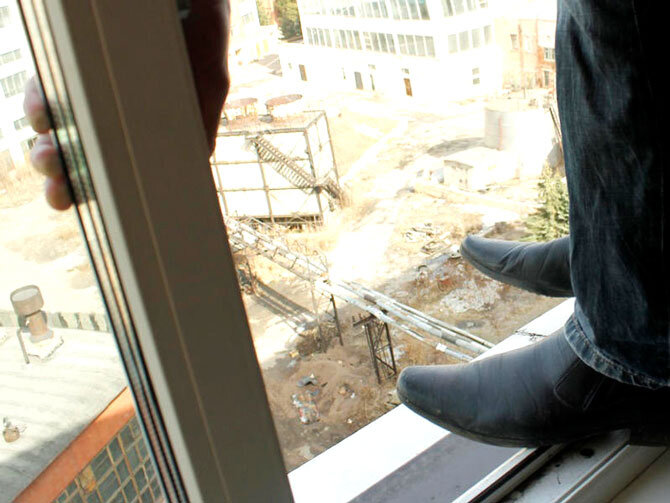 Bakıda özünü 11-ci mərtəbədən atan kişi sağ qaldı