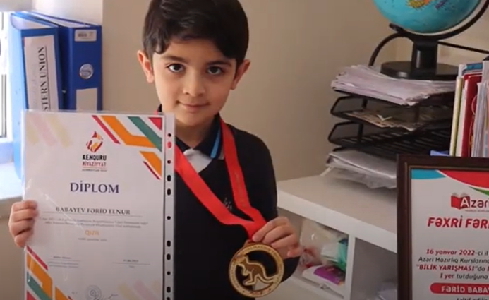 Hər kəs bu şagirddən danışır! 8 yaşlı balaca istedadı ilə sərhəd tanımır - VİDEO