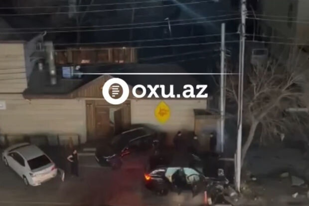 Paytaxtda zəncirvari qəza: BMW işıq dirəyinə çırpıldı - VİDEO