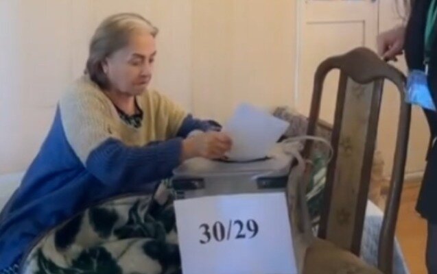 Aktrisa evində səs verdi - Video