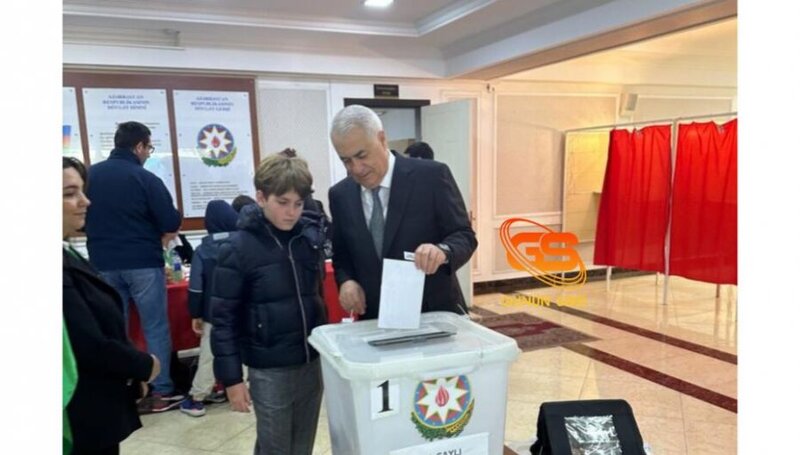 Cavid Qurbanov səsverməyə nəvəsi ilə getdi