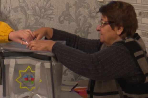 Sakinlər daşınan qutu vasitəsilə məntəqələrə getmədən səs verdilər - VİDEO