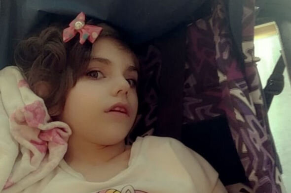 Yeddi yaşlı Zəhranın dəstəyə ehtiyacı var: "Nə dərmanlarını, nə də bezlərini ala bilirəm" - FOTO