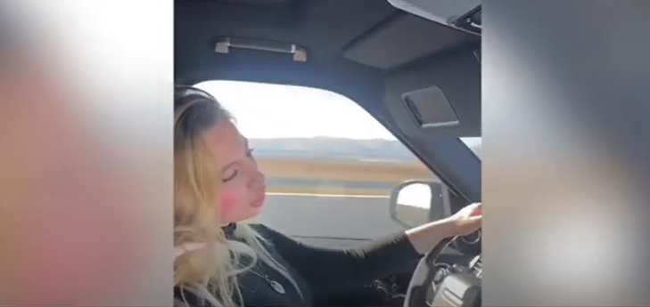 Sürət həddini aşır, "TikTok" üçün video çəkir! - VİDEO