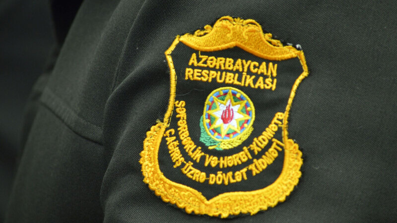 İş adamının keçmiş rəis oğlu Səfərbərlik Xidmətini məhkəməyə verdi - Həbs olunmuşdu