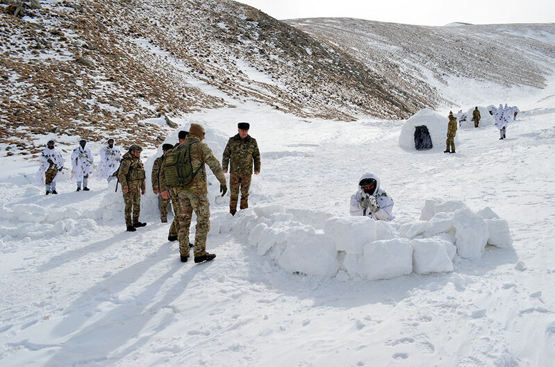 Baş Qərargah rəisi komandoların yüksək dağlıq ərazi və sərt qış şəraitində hazırlığını izləyib - FOTO