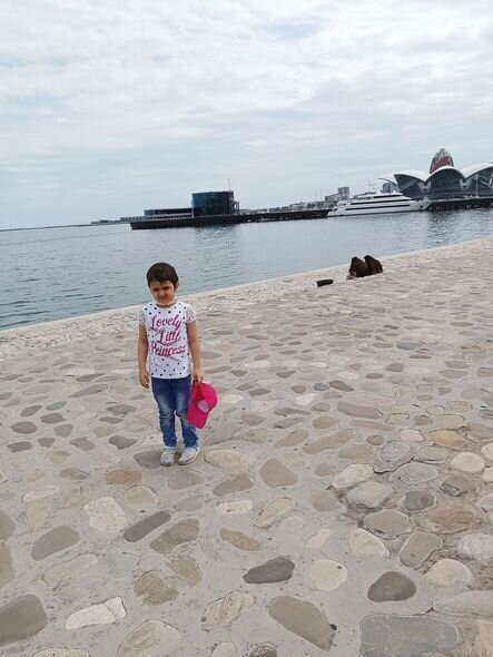 Altı yaşlı Əsmanın anası fəryad edir: "Yaşıdları ilə oynamaq üçün ağlayır, bizdən küsür" - FOTO