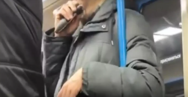 Metroda üzünü qırxıb hamını təəccübləndirdi - VİDEO