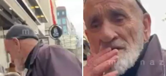 Sosial şəbəkədə GÜNDƏM OLDU: Turist salfet satan qocaya 100 dollar verdi -VİDEO
