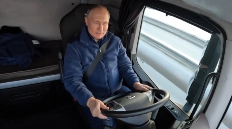 Putin görüşə "KamAz" ilə gəldi - VİDEO