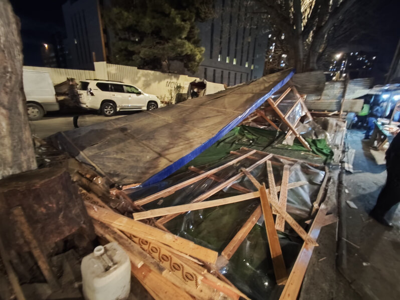 Bakıda "Ətçilər" kimi tanınan ərazidə yerləşən kafelər və mağazalar sökülür - FOTO