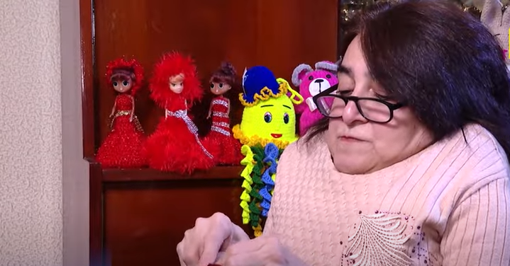 Sevgi əngəl TANIMIR! Əlil arabasında həyata əlvan saplarla bağlanan toxucu