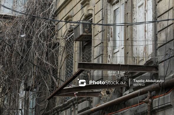 "Sovetski"də nazik dirəyin ümidinə qalan eyvan söküldü - FOTO/VİDEO