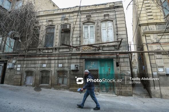 "Sovetski"də nazik dirəyin ümidinə qalan eyvan söküldü - FOTO/VİDEO