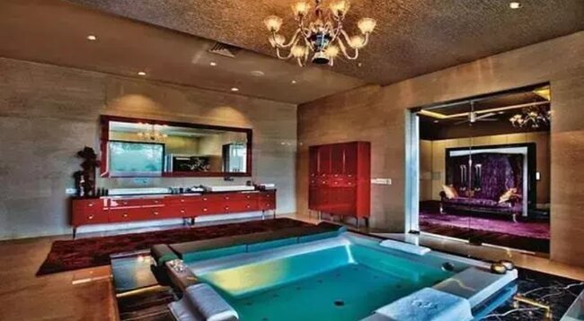 Dünyanın ən bahalı evidir, divarlarından qar da yağır - Fotolar