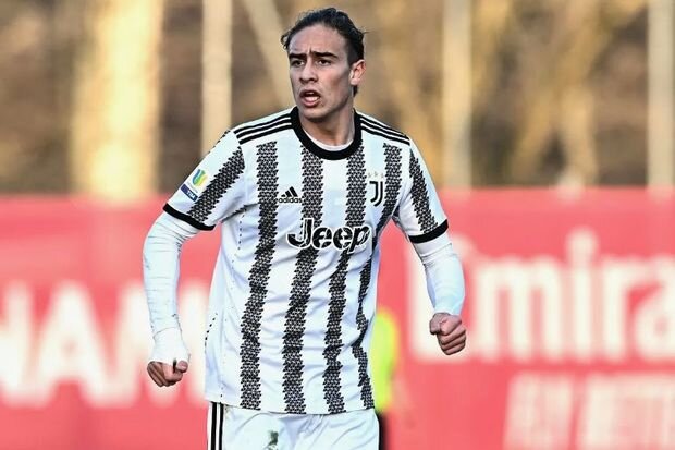 "Yuventus" türkiyəli futbolçunun məvacibini dörd dəfə artıra bilər
