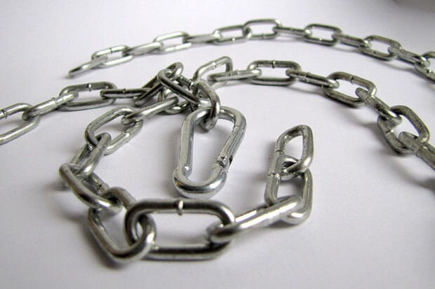 Bakıda DƏHŞƏT: Ana oğlunun zəncirlə asılmış meyitini tapdı