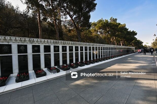 Tokayev Bakıda şəhidlərin xatirəsini anıb
