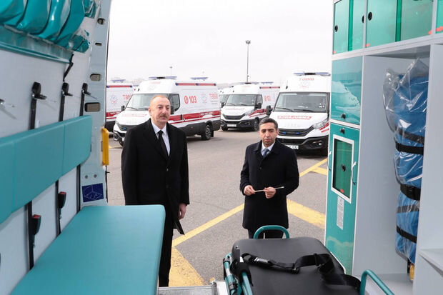 İlham Əliyev yeni alınmış müasir təcili tibbi yardım avtomobilləri ilə tanış olub - FOTO