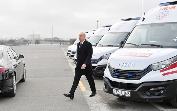 İlham Əliyev yeni alınmış müasir təcili tibbi yardım avtomobilləri ilə tanış olub - FOTO