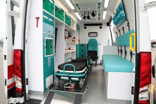 İlham Əliyev yeni alınmış müasir təcili tibbi yardım avtomobilləri ilə tanış olub - FOTO