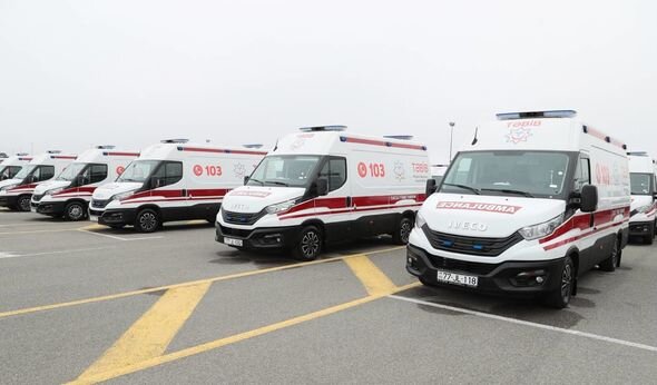 İlham Əliyev yeni alınmış müasir təcili tibbi yardım avtomobilləri ilə tanış olub - FOTO