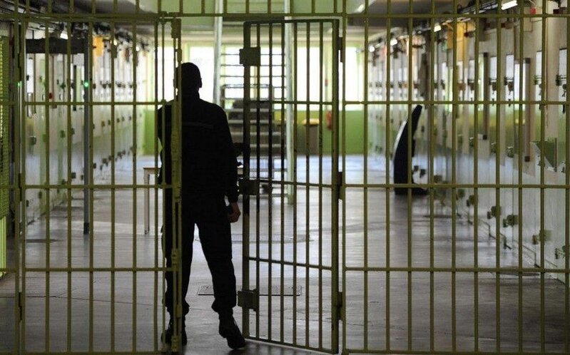 Marketdə ona çiyin atan şəxsi "beşbarmaq"la vurdu, həbs edildi