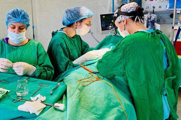 Həkimlər uşağın bədənindən qəlsəmə çıxarıblar - FOTO