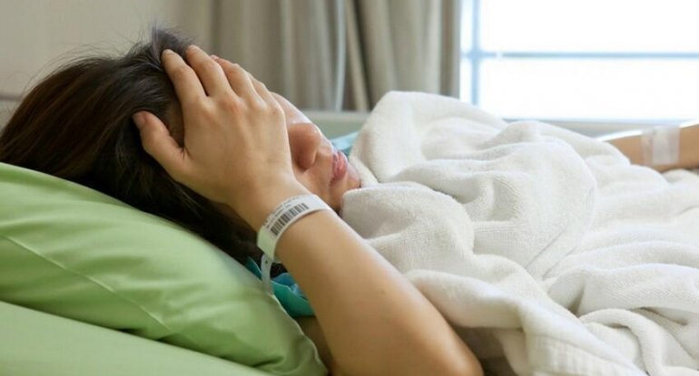 Azərbaycanda kişi Ukrayna vətəndaşı olan arvadını bıçaqladı, yaralı halda qaçdı