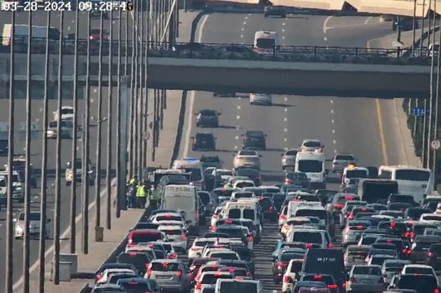 Bakı Olimpiya Stadionunun qarşısında qəza: Sıxlıq var - FOTO