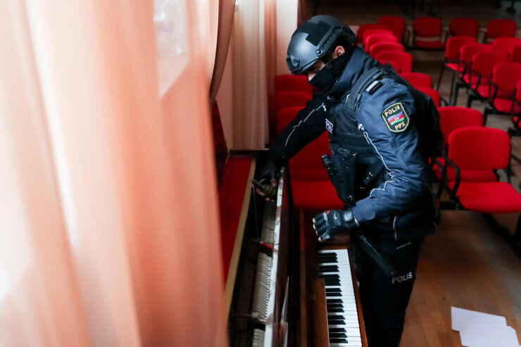 Ermənilər bunu da etdi: Fortepianoya qumbara qoydular - FOTO