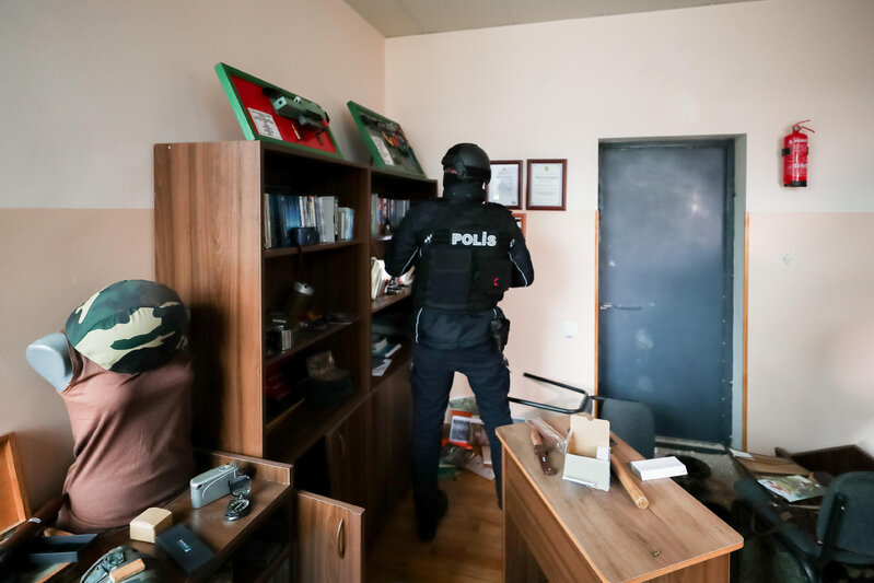 Ermənilər bunu da etdi: Fortepianoya qumbara qoydular - FOTO