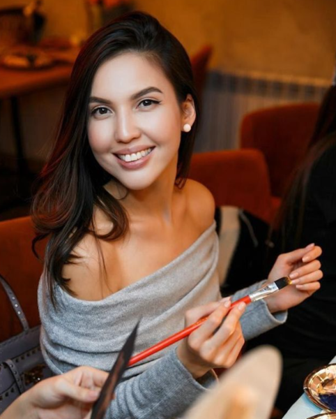 Qazaxıstan bu qətldən danışır - Eks-nazirin xanımını döydüyü kadrlar