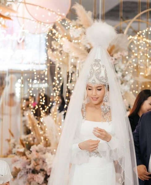 Qazaxıstan bu qətldən danışır - Eks-nazirin xanımını döydüyü kadrlar