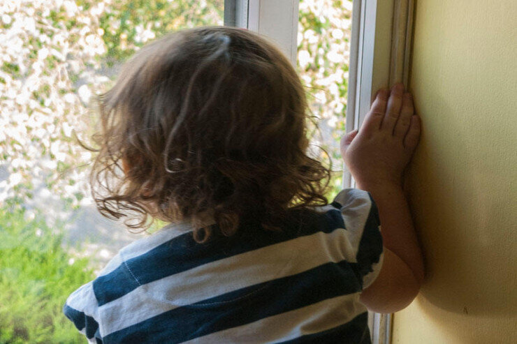 Binadan valideynlərinə baxan uşaq yıxılıb öldü