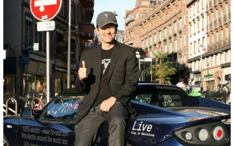 Dünya səyahətçisi elektromobili ilə Azərbaycana gəlir