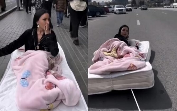 Bakıda gənc qızdan QƏRİBƏ HƏRƏKƏTLƏR: küçənin ortasına matras atıb "yatdı" - VİDEO