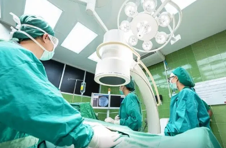 Xəstənin mədəsində canlı ilan balığı aşkar etdilər