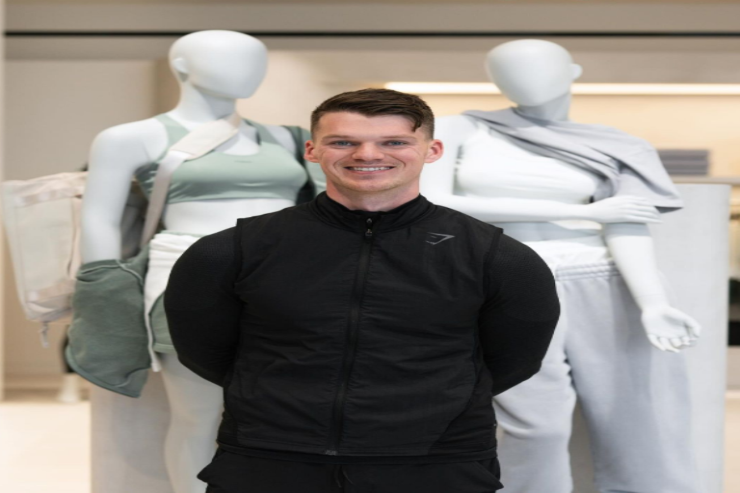 Universiteti atdı, ölkənin ən gənc milyarderi oldu