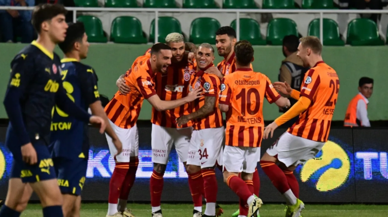 "Qalatasaray" - "Fənərbağça" derbisində 90 ildən sonra ilk yaşandı