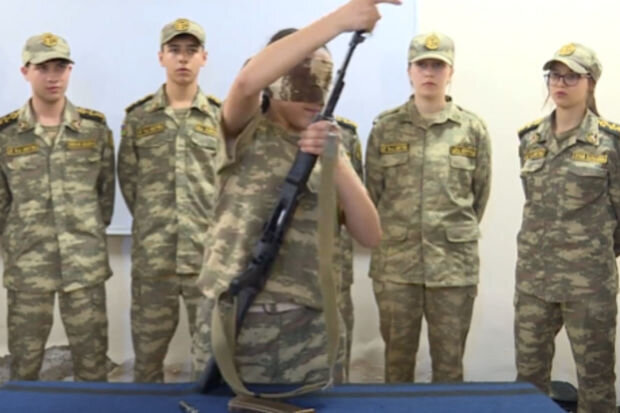 Avtomatı gözübağlı söküb-yığan məktəbli qız danışdı: "Onun sayəsində vətənpərvər olmağı öyrəndik" - VİDEO