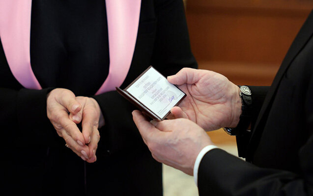 Putinə Rusiya prezidentinin vəsiqəsi təqdim edildi - Foto