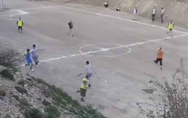 Kəlbəcərdə boş ərazini stadiona çevirib futbol oynadılar - Video
