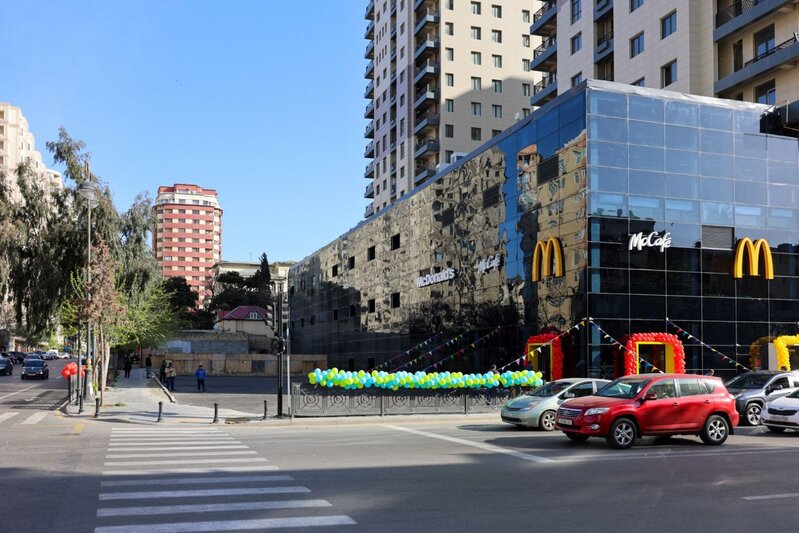 "McDonald's"ın köhnə Nəsimi bazarının yerində yeni restoranı açılıb - FOTO