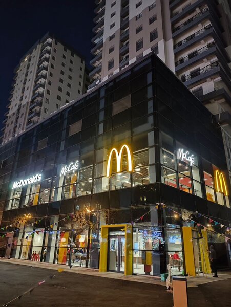 "McDonald's"ın köhnə Nəsimi bazarının yerində yeni restoranı açılıb - FOTO