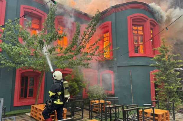 Türkiyədə Osmanlı dövrünə aid tarixi bina yanır - FOTO