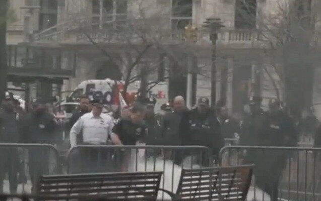 Nyu-Yorkda kişi özünü məhkəmə qarşısında yandırdı - Video