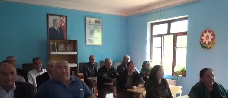 İllərin həsrətini bir günə sığdıranlar: 52 ildən sonra oxuduqları məktəbdə görüşdülər - VİDEO